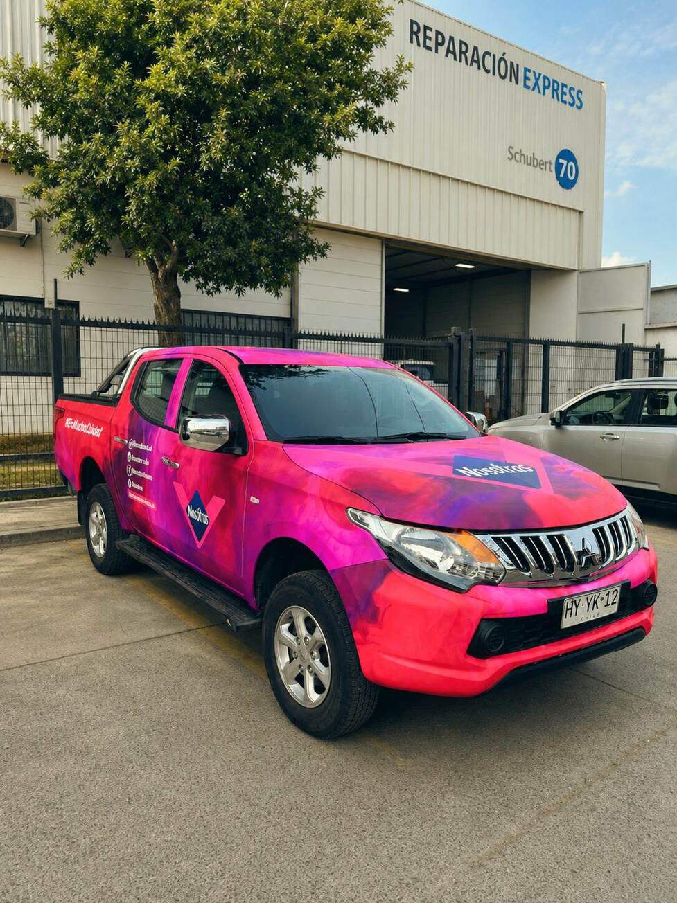 Camioneta fucsia Reparación Express