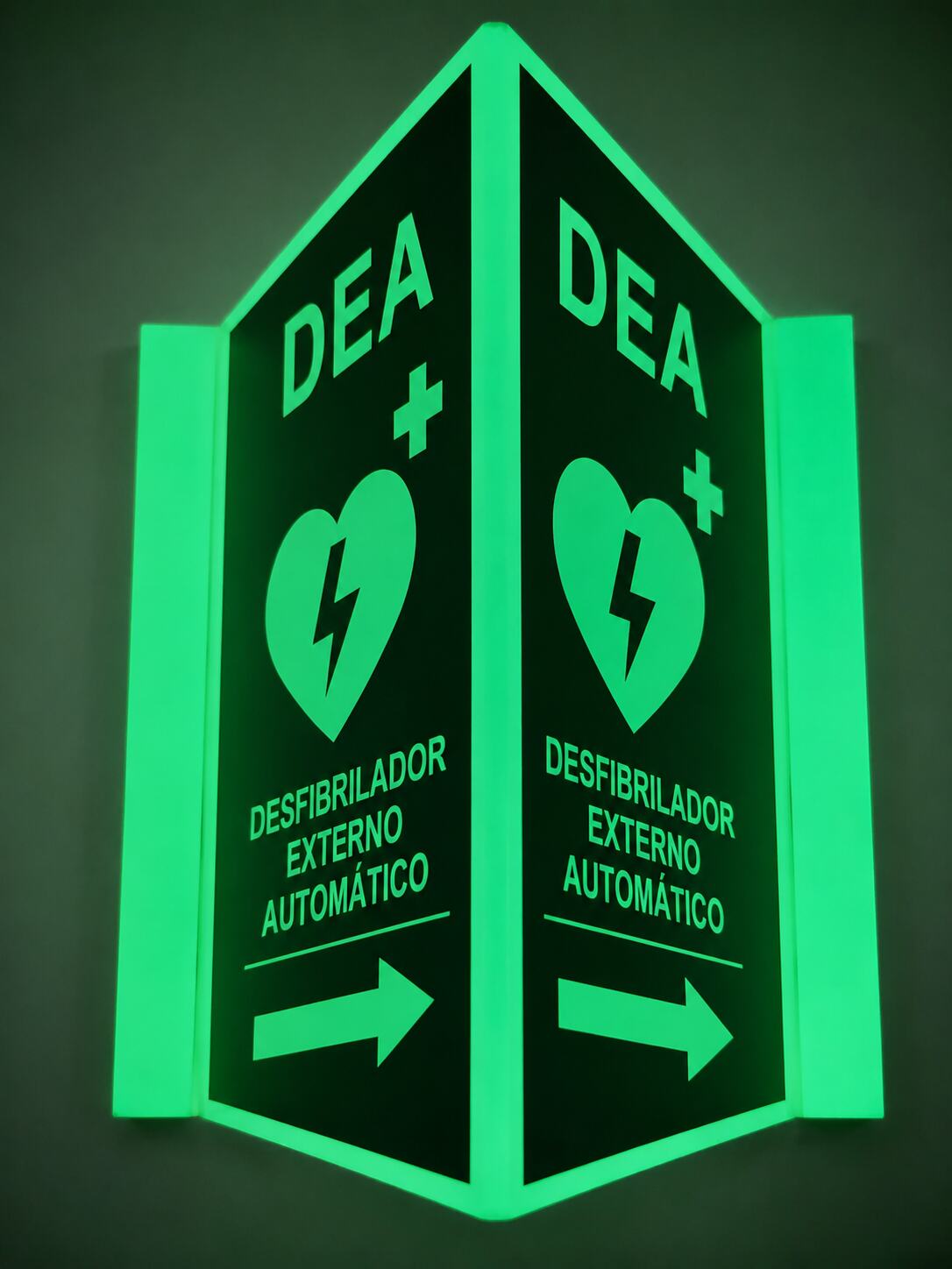Señal fotoluminiscente esquinera de desfibrilador DEA, visible en la oscuridad