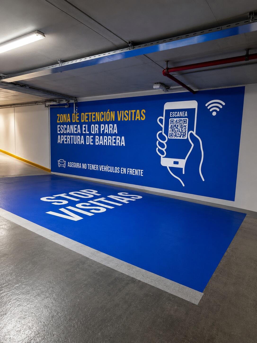 Demarcación de piso y señalética de muro en una zona de detención de visitas de un estacionamiento