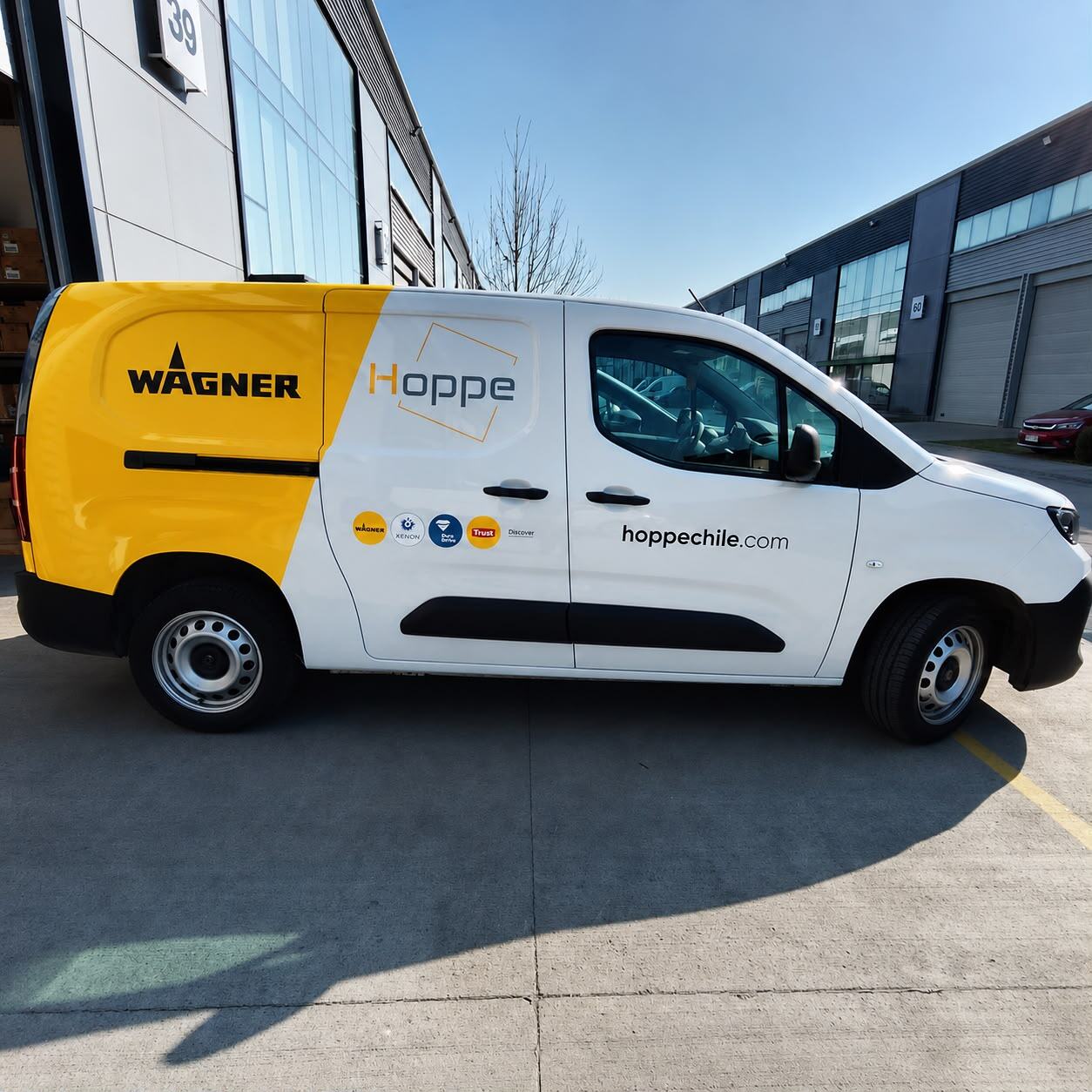 Van Wagner / Hoppe — rotulación bicolor corporativa