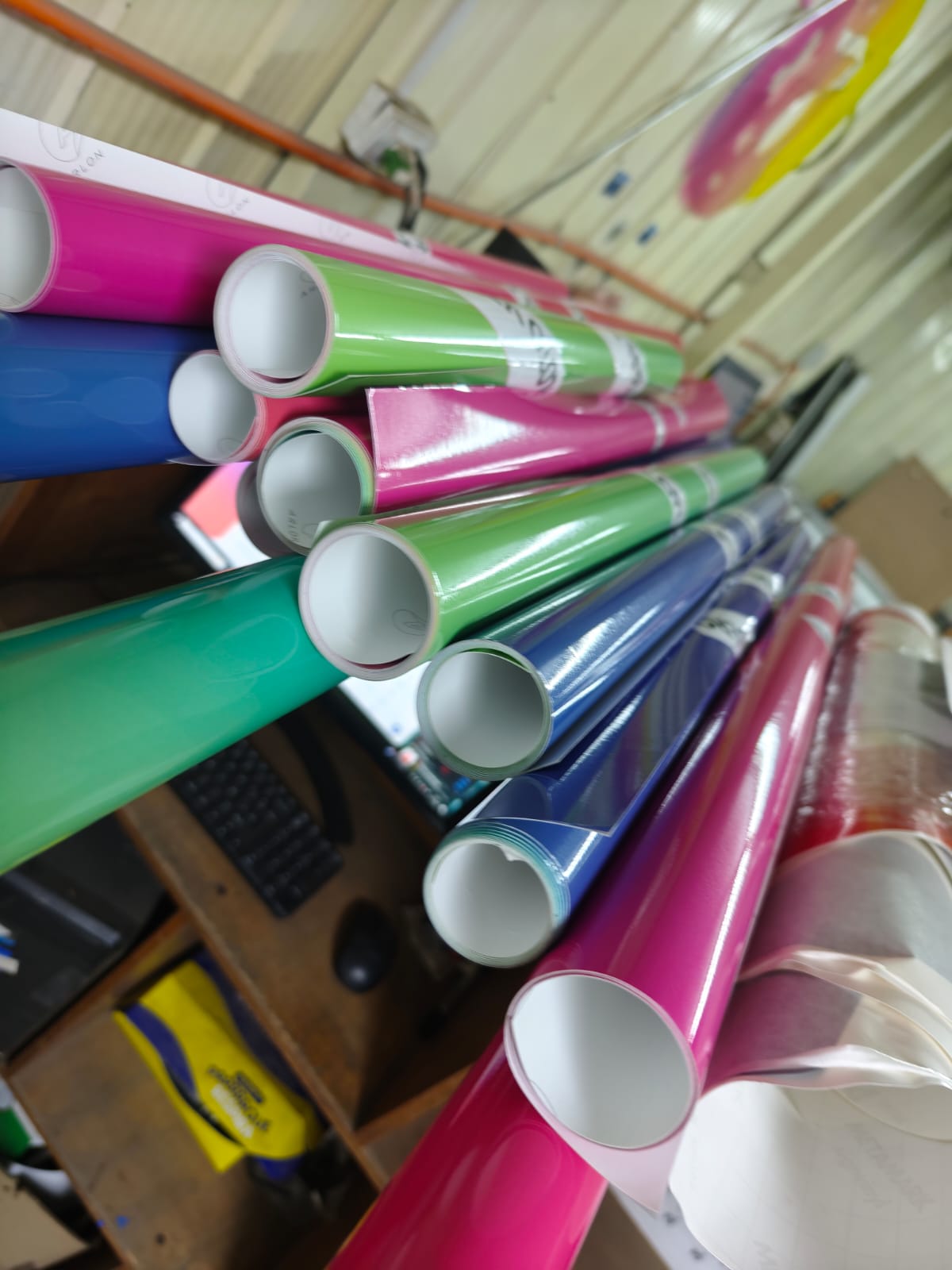 Rollos de vinilo en el taller de San Ignacio 1064