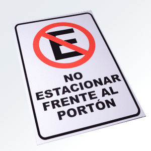 Señalética vial - No estacionar frente al portón - Medidas 60 cm alto x 40 cm de ancho
